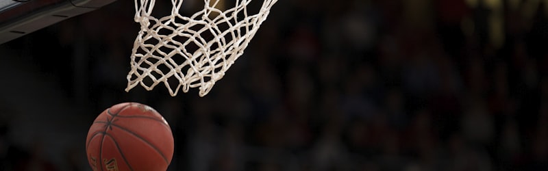 篮球NBA战术分析，展示球员挡拆配合示意图