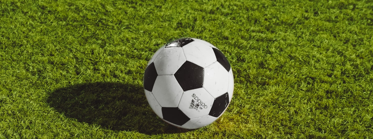 英超联赛曼城对阵利物浦的高清直播画面，球场全景