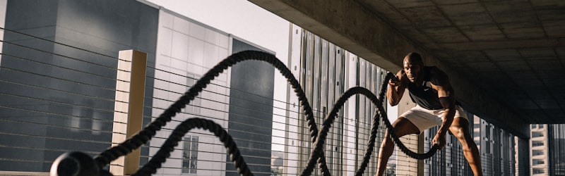 足球战术分析板示意图，展示球员跑位与阵型